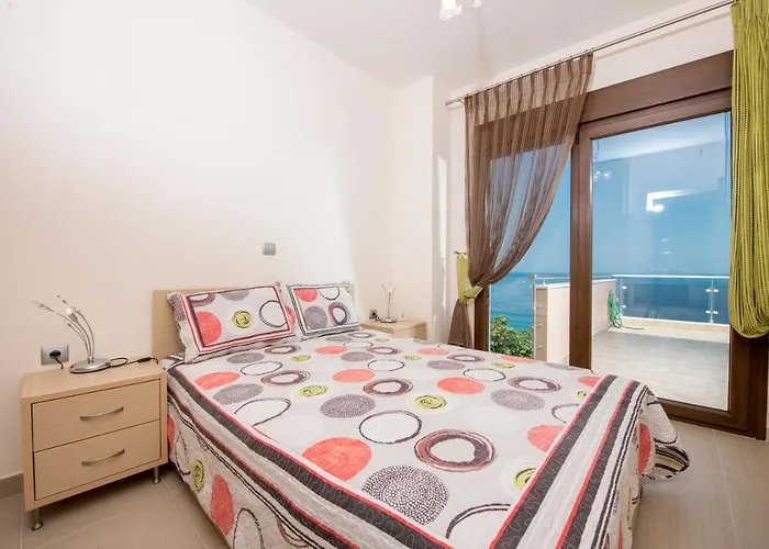 Mond Sea View Apartament Koinira